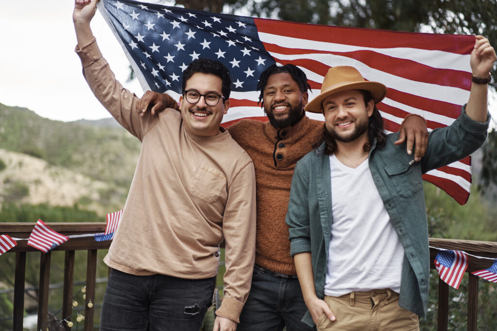 hombres felices celebracion del 4 de julio al aire libre